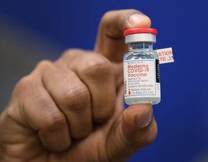 CDC y FDA levantan bandera sobre tercera dosis de vacuna contra COVID