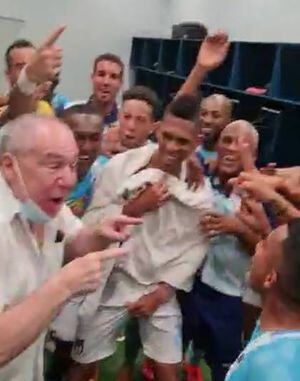 Llueven las críticas por el festejo de Abdalá Bucaram ante el triunfo de 9 de Octubre en el Capwell