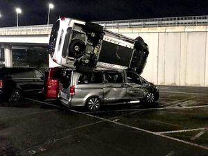 ¿Una venganza? Despedido extrabajador de Mercedes roba retroexcavadora y destroza 50 vehículos