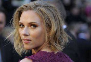 FOTO: Scarlett Johansson se deja ver por primera vez en escote tras reducirse el busto