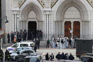 Ataque con cuchillo en iglesia francesa deja tres muertos; terrorista intentó decapitar a una víctima