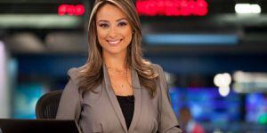 Profundo escote de Mónica Jaramillo dejó sin aliento a sus seguidores y a los televidentes de ‘Noticias Caracol’
