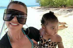 Khloé Kardashian comparte adorables y coquetas fotografías de Chicago y True en un día de playa