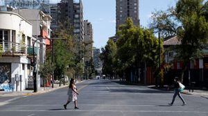 Chile se prepara para megacuarentena en Santiago y rompe récord de contagios