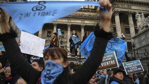 Argentina: "Los preservativos no sirven contra el sida", el polémico discurso que calentó el debate sobre el aborto a 2 semanas de votarse en el Senado