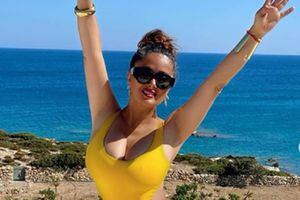 Salma Hayek en elegante bikini presume que luce mejor a sus 50 que a sus 30