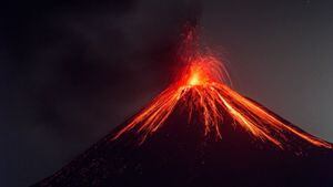 El momento de la erupción del volcán Krakatoa en Indonesia