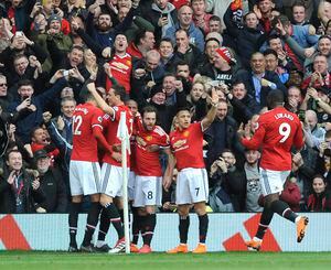 Manchester United contó con un esforzado Alexis en la estrecha victoria sobre Liverpool