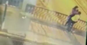 Angustioso momento: pareja cayó al vacío mientras se besaba al borde de un puente