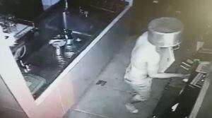 (VIDEO) Cubriéndose el rostro con una olla este hombre cometió millonario robo
