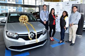 Renault entregó un Logan cero kilómetros a ganadora de promoción