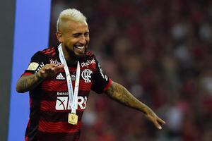 “Salió del campo ovacionado por la multitud”: Arturo Vidal se llena de elogios tras conquistar su primer título con Flamengo