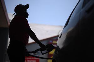 Bajan los precios de la gasolina super y regular y aumenta el diésel