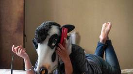 Sujatro Ghosh fotografía a mujeres usando máscaras de vaca