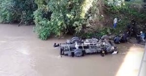 (VIDEO) Camión lleno de Policías del Esmad se sale de la vía y termina en un río