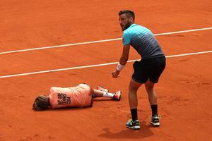 Pudo ser peor: El insólito choque del bosnio Dzhmhur con un pasapelotas en Roland Garros