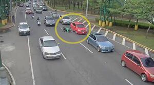VIDEO. Motorista se choca contra un vehículo por su propia imprudencia