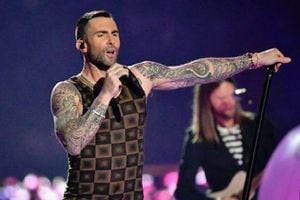Adam Levine luce irreconocible en el nuevo y polémico video musical de Maroon 5