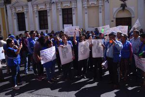 Trabajadores de la PDH manifiestan frente al Congreso para pedir traslado de fondos