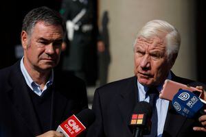 “Chile se está convirtiendo en un estado fallido”: Ravinet y Ossandón presentan recurso en contra del Gobierno por no impedir los funerales narco