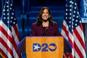 Kamala Harris acepta histórica candidatura a la vicepresidencia de EEUU y Obama arremete con duro discurso contra Trump
