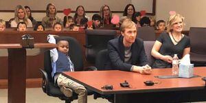 Niño llevó a sus amigos de la escuela a su audiencia de adopción y enterneció las redes