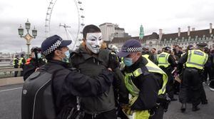 Policía desaloja el puente Westminster tras manifestación en contra de las restricciones por covid-19