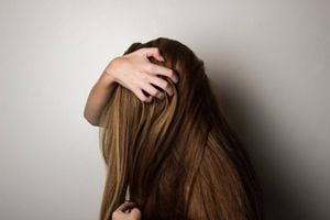 5 hábitos que influyen en la caída del cabello: Sujetarlo en exceso es uno