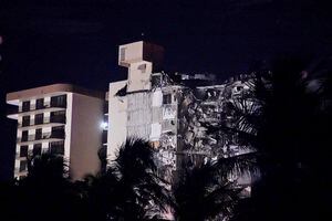 Edificio de 12 pisos se derrumba parcialmente en Miami; equipos de rescate buscan sobrevivientes