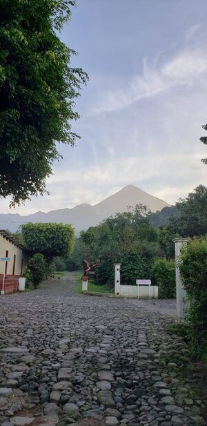 Volcán Santiaguito alerta a la población por incremento de explosiones