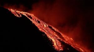 Impresionante erupción del volcán Estrómboli ilumina el cielo de la isla