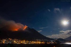 Dos incendios forestales afectan al volcán Imbabura