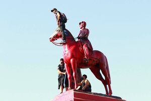 Ejercito condenó que pintaran estatua del General Baquedano: "Fue vulnerado por personas que vuelcan su resentimiento y frustración"