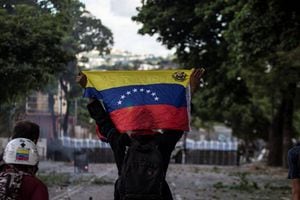 Oposición venezolana acusa "asalto" de asambleístas en el Parlamento