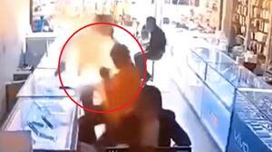 Momento de pânico: Bateria de celular explode no rosto de homem que tentava trocá-la; vídeo