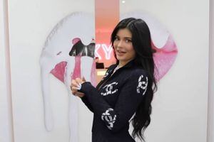 Kylie Jenner y su extravagante oficina con letras de neón y cuarto de juegos para Stormi