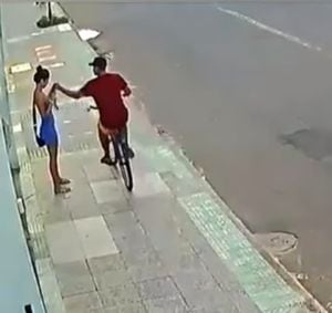 Hombre atropella a ladrón en bicicleta que robó el celular de su pareja