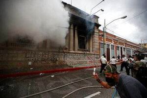 Rebelión en Guatemala: rebajaron el presupuesto de Salud y Educación y manifestantes quemaron el Congreso