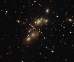 Telescópio espacial da NASA registra impressionante imagem de aglomerado de galáxias