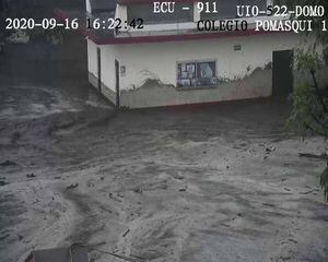 Centro comercial inundado tras desbordamiento de quebrada en Pomasqui