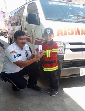 Niño de 5 años expone sobre el trabajo de bomberos y recauda fondos en su escuela