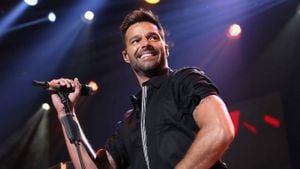 “Vamos a pasarla bien”: Ricky Martin ya está en Chile para abrir el Festival de Viña