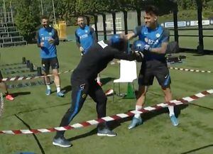 Alexis se coló para la foto: Conte y Lautaro resolvieron sus diferencias en un ring de box