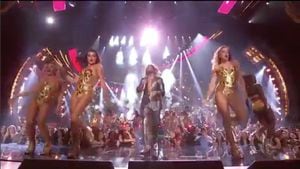 ¿Abuso? En plena transmisión de los VMA's Maluma fue tocado imprudentemente por una mujer