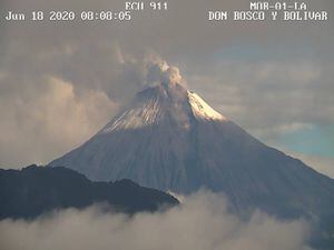 Reportan nube de ceniza del volcán Sangay que se mueve en dirección al noroccidente