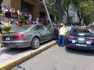Vehículo en el que se conducía embajador de Guatemala en México arrolla a peatón