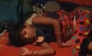 Vídeo mostra menina que ficou com cobra mortal enrolada no pescoço durante duas horas