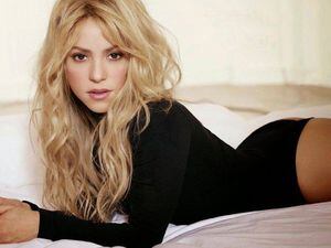 Shakira sufrió falla de vestuario y la prenda se rompió por detrás