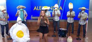 Alexandra Fuentes y su banda presentan tema "Huevito sin sal" versión Cucco Peña