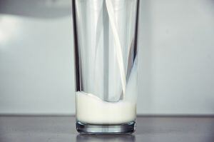 Gobierno prohíbe comercializar el suero líquido de leche